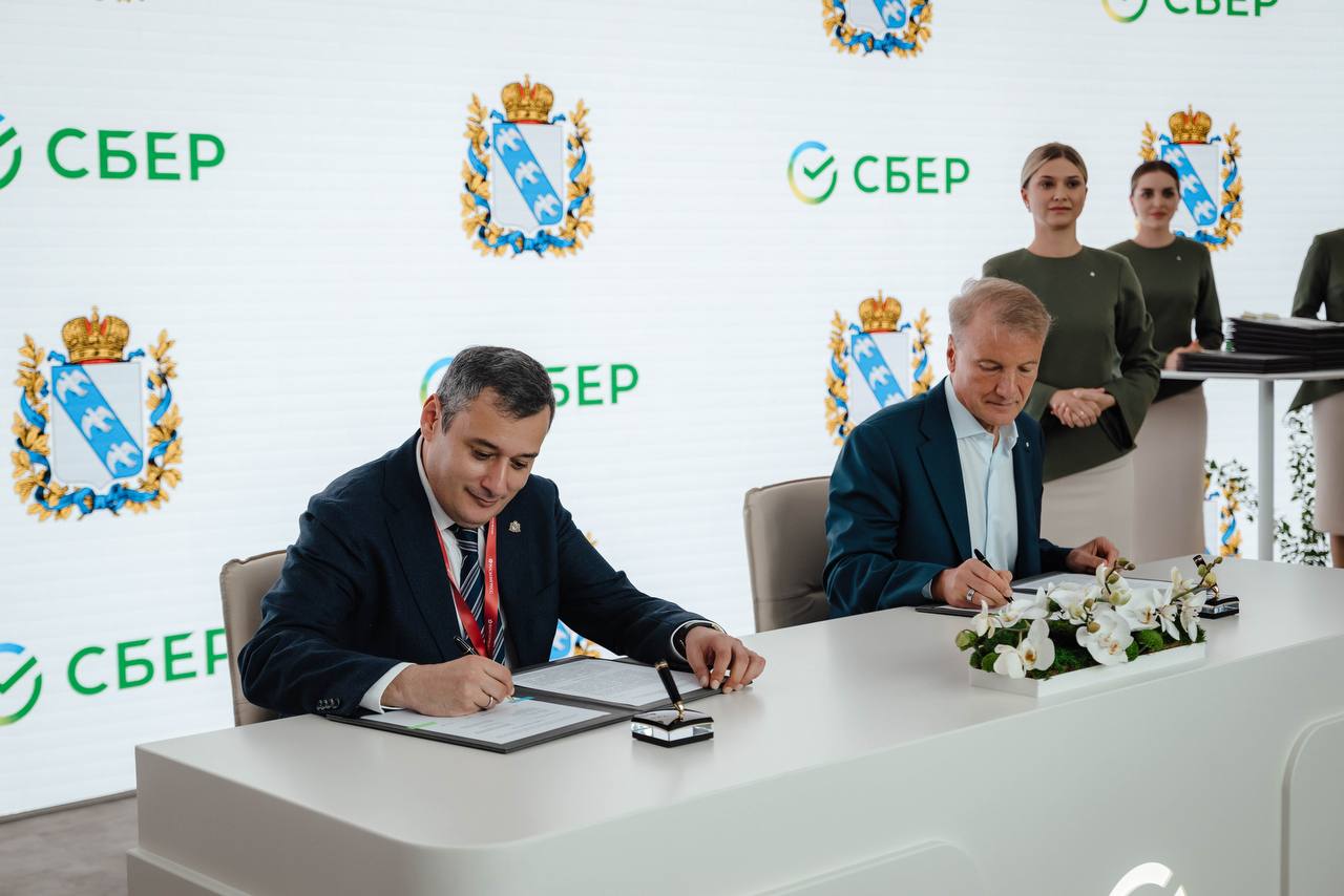 Система «Безопасный город» внедряется в Курской области при поддержке Сбера. На площадке ПМЭФ-2025 Александр Хинштейн и председатель Правления Сбербанка Герман Греф подписали соглашение о сотрудничестве Система «Безопасный город» предполагает сбор всех видеопотоков в едином цифровом пространстве. Данные будут доступны всем силовым ведомствам. В систему интегрируют более 2 тыс. видеопотоков с камер видеодомофонов МКД, а также ещё с 4 тыс., которые настроены на биометрическое распознование лиц. Подключат и камеры с образовательных учреждений. Завершить работу планируют до конца года. - Это далеко не единственная мера поддержки региона от Сбера. Банк активно участвовал в организации гуманитарной помощи, переводе средств и поддержке курских клиентов, - отметил врио губернатора. Сейм Курская область
