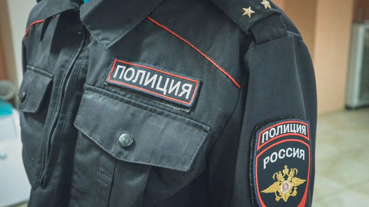 Полиция прокомментировала сообщения о массовой драке на СЖМ в Ростове-на-Дону В ГУ МВД по Ростовской области прокомментировали массовую драку на Северном в донской столице. Инцидент произошел 27 мая в районе проспекта Космонавтов. По информации правоохранителей, наряд полиции уже прибыл на место и теперь выясняет обстоятельства случившегося. — Полицейские опрашивают очевидцев и изучают записи с камер видеонаблюдения, — уточнили в ведомстве. К 22.00 мск в полиции опровергли факт массовой драки, заявив, что конфликт был лишь на словах. — Размещенная в СМИ публикация о массовой драке, произошедшей на улице Бульвар Комарова, не соответствует действительности, — добавили в региональном ГУ МВД. — Установлено, что между гражданами на бытовой почве произошёл словесный конфликт. Заявлений о причинении телесных повреждений не поступало. Подписаться на "Новости Ростова" Прислать новость
