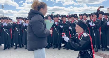 Кубанский казак позвал замуж возлюбленную после участия в параде в Москве Алексей Чеславлев прилюдно встал на одно колено перед девушкой, протянул ей кольцо и вручил букет цветов. Избранница ответила на неожиданное предложение согласием. Эту историю любви поведал в своем Telegram-канале вице-губернатор Краснодарского края, войсковой атаман и казачий генерал Александр Власов. Поздравляю Алексея с тем, что вскоре на одну крепкую и счастливую казачью семью на Кубани станет больше. Уверен, этот день запомнится ему на всю жизнь и войдет в историю, — гласит пост Власова. Как сообщили в пресс-службе краевой администрации, среди 124 казаков по Красной площади прошли участники СВО, дружинники, спортсмены, представители военно-патриотических клубов и казачьих сотен высших учебных заведений региона. Диктор парада отметил, что более 600 тыс. казаков сражались против немецко-фашистских войск в годы войны. Фото: vlasovkuban Отправить новость Подписаться