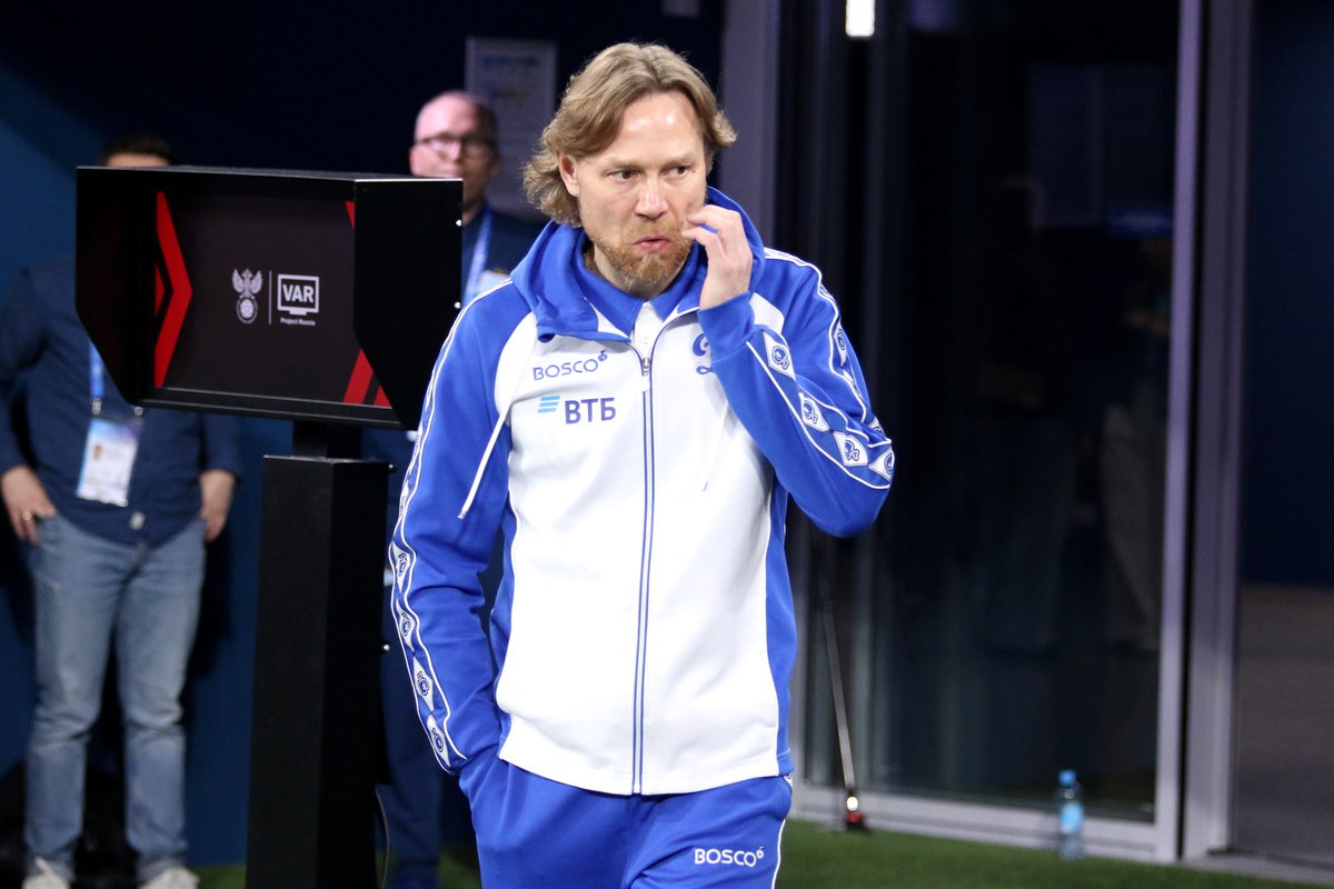 Карпин показал худший за 19 лет старт среди тренеров Динамо Валерий Карпин выдал худший старт с московским Динамо в РПЛ за последние 19 лет сообщает Opta В субботу 8 ноября Динамо дома проиграло тольяттинскому Акрону со счетом 1 2 Карпин возглавил Динамо перед началом сезона команда набрала лишь 17 очков в 15 турах РПЛ Это слабейший показатель с 2006 года когда Юрий Семин набрал 10 очков в первых 15 матчах во главе бело голубых Тогда тренер покинул клуб после 15 го тура По пропущенным голам после первых 15 матчей Карпин худший тренер Динамо с 2001 го года 23 у Карпина 26 у Александра Новикова Global Look Press Подписаться на РБК Спорт