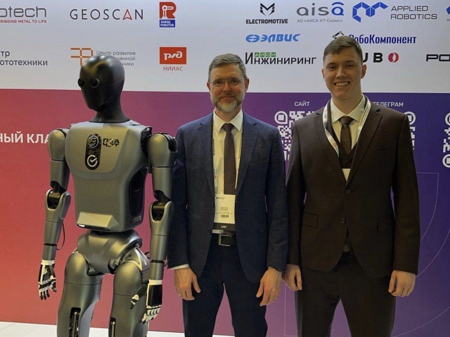 Ученые ЮУрГУ представили проект темных фабрик на международном форуме робототехники в Москве  В Москве завершился Международный научно технологический форум Робототехника интеллект машин и механизмов РИММ 2026 Мероприятие собрало около 2500 специалистов в области робототехники Учёные Южно Уральского государственного университета представили свои разработки Директор центра развития промышленной робототехники ЮУрГУ доктор технических наук Дмитрий Шнайдер выступил с презентацией на тему Тёмные фабрики конкурентное будущее которое создаётся сегодня Тёмные фабрики это полностью автономные производства без участия людей Они обеспечивают непрерывный производственный процесс мониторинг контроль состояния техники и управление Встроенная система информационной безопасности защищает от внешних угроз Подписывайтесь на Элек ру