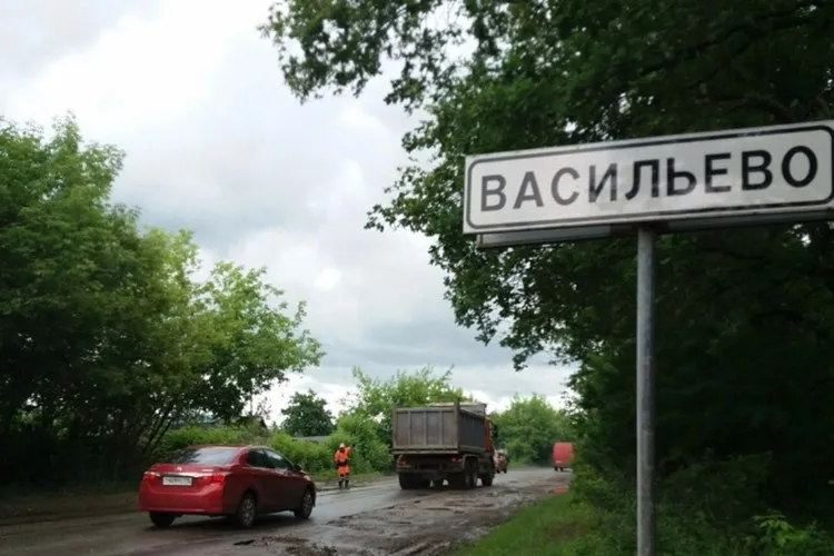 В Татарстане подросток погиб задев удочкой провода Несчастный случай произошёл в посёлке Васильево где трое ребят отправились на рыбалку Переходя железнодорожные пути один из них случайно задел удочкой контактную сеть В результате парня ударил разряд напряжением 27 5 тысяч вольт Он погиб на месте Задонатить через бота Patreon