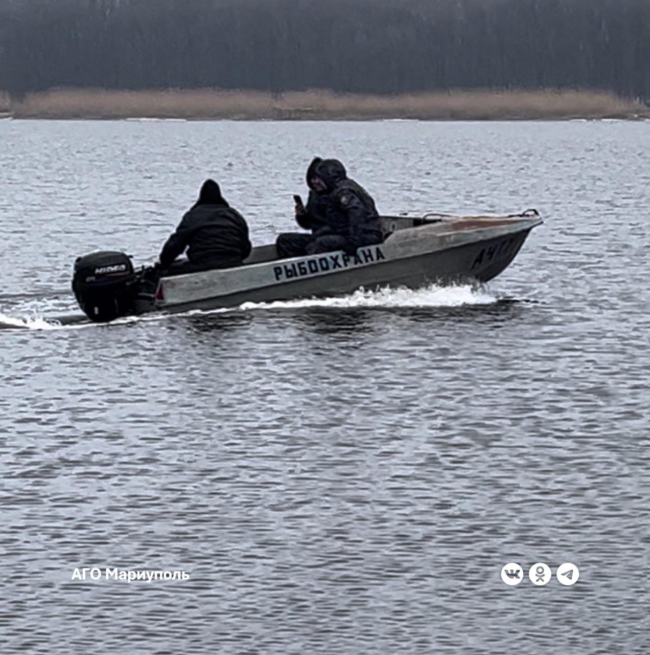 Любителям рыбалки на заметку: с 1 июня в водоемах ДНР разрешен вылов рыбы Об этом сообщил главный государственный инспектор Донецкого отдела государственного контроля, надзора и охраны водных биологических ресурсов Азово-Черноморского территориального управления Федерального агентства по рыболовству Виталий Богдан. Он уточнил, что с июня во всех водоемах Республики гражданам разрешается ловить рыбу на удочку с использованием до пяти крючков: С 1 июня можно ловить рыбу с берега на водохранилищах и с лодки на реках. А любителям рыбачить с лодки на водохранилищах придется немного подождать – разрешение на такой вид ловли вступает в силу с 10 июня. Также Виталий Богдан напомнил действующие нормы вылова различных видов рыбы на одного рыболова в сутки: судак – 2 шт; сазан – 3 шт; лещь – 5 кг; толстолобик – 2 шт; карась серебряный -10 кг; карась обыкновенный – 5 кг; рак – 30 шт; амур белый – 2 шт. Рыбинспекция акцентировала внимание любителей рыбалки на том, что за превышение указанных норм вылова могут быть приняты меры административной ответственности, включая штрафы в размере от 2 до 5 тысяч рублей, а также конфискацию судна, добычи и орудий лова.