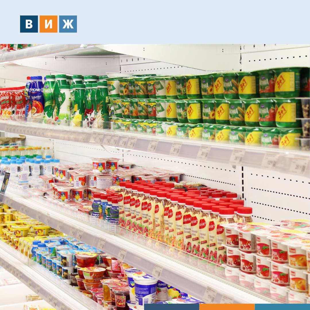 Продукцию с заменителями молочного жира хотят вывести из под льготного НДС Минсельхоз России подготовил проект постановления правительства которым предлагается скорректировать перечень продовольственных товаров облагаемых налогом на добавленную стоимость по пониженной ставке 10 Поправками предусматривается что льготная ставка не будет распространяться на производителей и импортеров молокосодержащей продукции с заменителем молочного жира В частности из перечня предлагается исключить спреды сливочно растительные смеси молокосодержащие напитки творожные и сметанные продукты десерты сгущенку и мороженое изготовленные с добавлением растительных жиров Для таких товаров планируется установить стандартную ставку НДС 20 Для натуральных молочных продуктов и напитков без заменителей молочного жира льгота сохраняется vetandlife Наши каналы