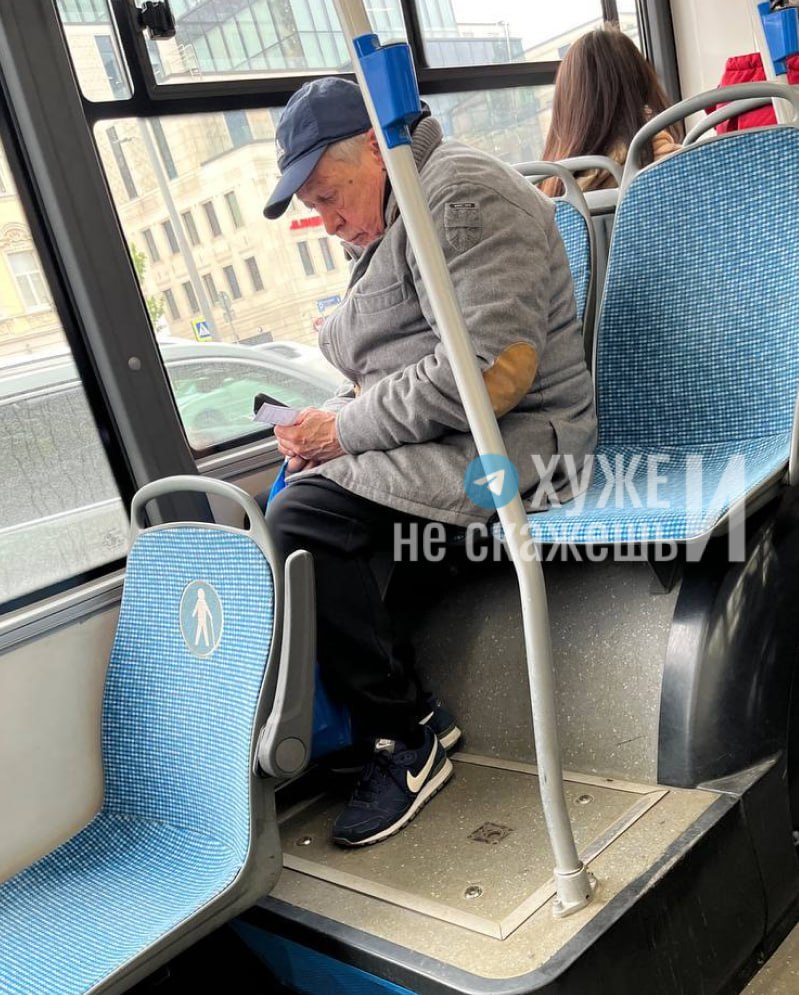 Михаил Ефремов пересел на общественный транспорт. Во время заседания по УДО актер обещал бросить пить и больше не садиться за руль. Подписаться на «Хуже и не скажешь»