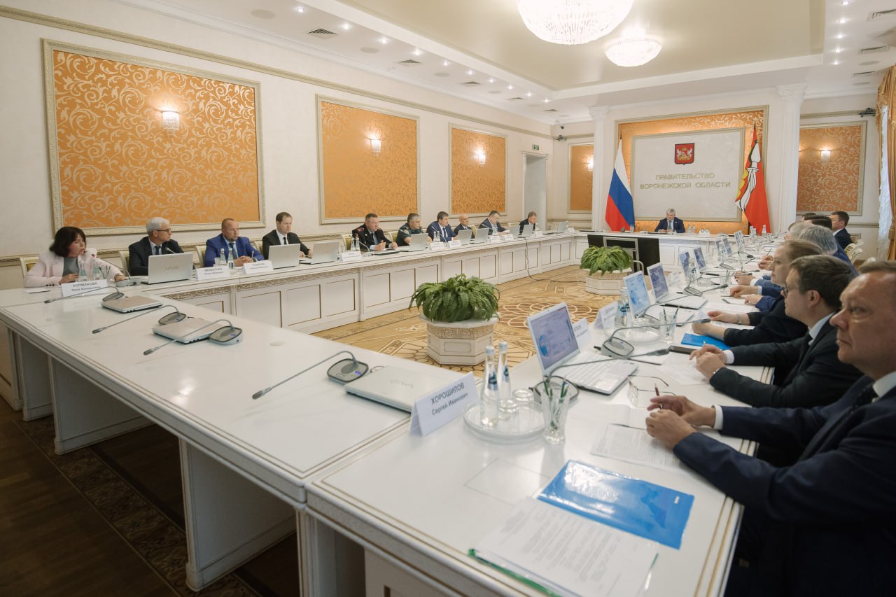 В Острогожском районе открываются новые специальности по запросу работодателей О развитии системы среднего профессионального образования в Острогожском районе на совещании в облправительстве доложил глава муниципалитета Сергей Хорошилов. В районе есть: Острогожский медицинский колледж обучается 760 студентов ; Острогожский многопрофильный техникум обучается 553 студента ; Техникум активно сотрудничает с ключевыми работодателями региона: ЗАО «Острогожсксадпитомник», ООО «ЭкоНиваАгро», ГК «АГРОЭКО», АО «Стимул», АО «РИФ» и др. Открыты две новые специальности по запросу предприятий: «Технология машиностроения» и «Монтаж, техническое обслуживание и ремонт электронных приборов и устройств». Ожидается создание до 200 новых рабочих мест. Губернатор Александр Гусев положительно оценил работу системы среднего профессионального образования в районе. Подробнее: Правительство Воронежской области Поддержка канала