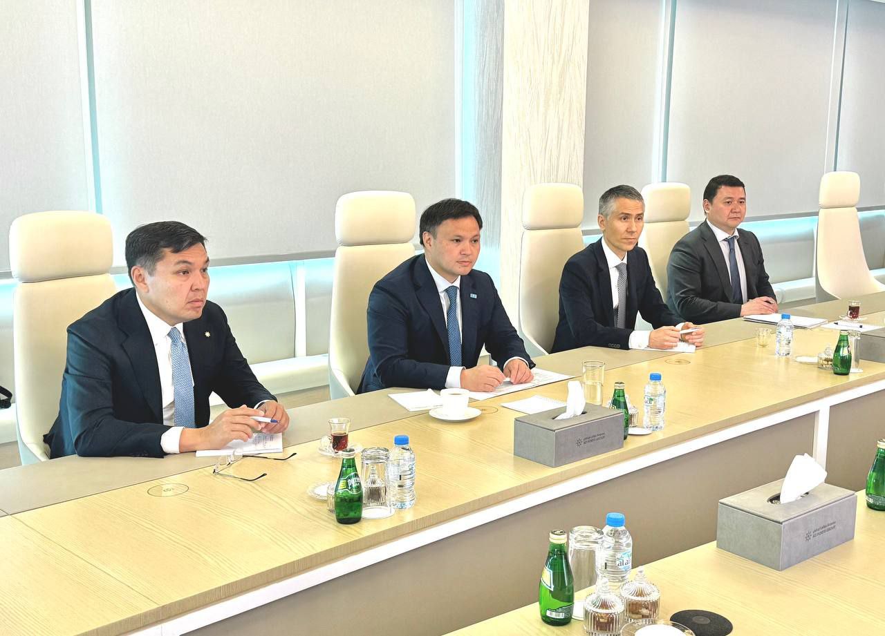 КМГ и AD Ports Group укрепляют двустороннее сотрудничество 1 мая в Абу-Даби ОАЭ состоялась встреча председателя Правления АО НК «КазМунайГаз» Асхата Хасенова с Генеральным директором AD Ports Group Мохаммедом Аль Шамиси. Учитывая рост объемов контейнерных перевозок по Транскаспийскому международному транспортному маршруту, стороны вели переговоры по строительству контейнерных судов для Каспийского моря. AD Ports Group приняла инвестиционное решение о строительстве двух современных контейнеровозов. Стоит отметить, что проект судна был разработан совместно с КМГ и AD Ports Group, и его контейнеровместимость станет рекордной для Каспийского моря – до 780 ДФЭ двацатифутовый эквивалент . Кроме того, стороны обсудили результаты уже реализованных проектов и перспективы дальнейшего сотрудничества. А.Хасенов выразил благодарность руководству AD Ports Group за усилия и поддержку, которые свидетельствуют о высоком уровне взаимного интереса к укреплению партнёрства между Казахстаном и Объединенными Арабскими Эмиратами. Напомним, что сотрудничество между КМГ и AD Ports Group охватывает такие направления, как развитие танкерного и торгового флота для Каспийского моря и открытых морей, создание флота для поддержки офшорных проектов. Справочно: AD Ports Group — портовый, промышленный и логистический оператор в ОАЭ. Компания является одним из крупнейших холдингов региона, обладающим широким портфелем крупных предприятий, охватывающих ключевые отрасли диверсифицированной экономики Абу-Даби. AD Ports Group управляет несколькими кластерами, охватывающими порты, промышленные города и свободные зоны, судоходство, логистику и цифровые технологии.