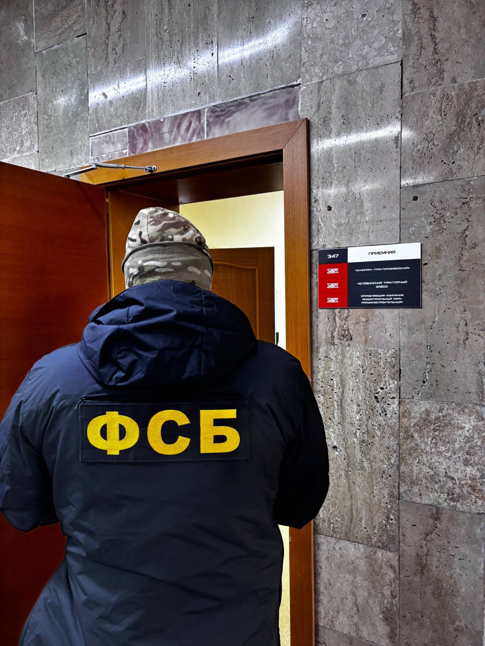 В Челябинске замдиректора технопарка задержан за получение взятки в 3 млн рублей Сегодня 21 января сотрудниками УФСБ России по Челябинской области в ходе оперативно разыскных мероприятий выявлен факт получения крупной взятки заместителем генерального директора Технопарк Тракторозаводский Учредителем организации является Министерство имущества региона По информации пресс службы УФСБ Южного Урала установлено что должностное лицо руководящее крупнейшей организацией собственником производственных площадей в Тракторозаводском районе Челябинска намеревался получить от представителя коммерческой фирмы взятку в размере 23 млн рублей Деньги предназначались за лоббирование интересов бизнесмена и содействие в заключении выгодного долгосрочного договора аренды недвижимости С июня 2024 по март 2025 года заместитель директора через посредника получил от взяткодателя 3 млн рублей На основании материалов представленных УФСБ Следственный комитет возбудил уголовные дела в отношении всех участников схемы получателя посредника и дающего взятку Проводятся следственные действия eugenejut