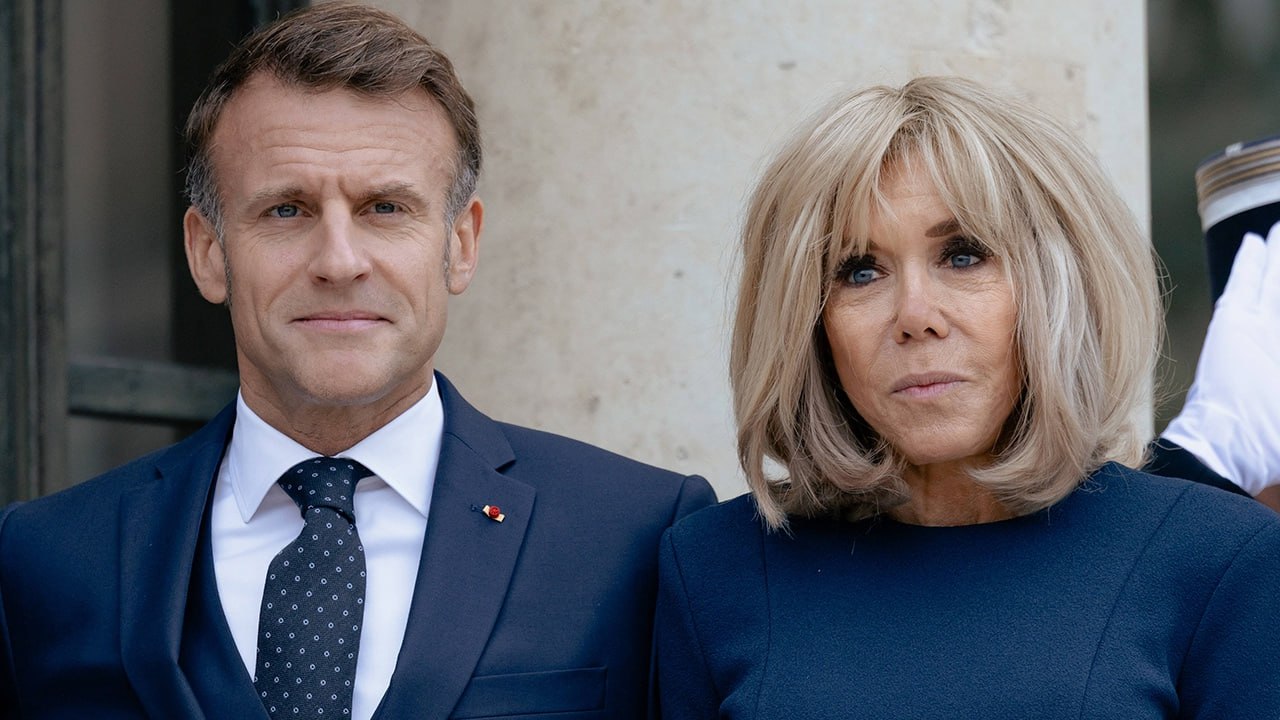 Суд в Париже наказал 10 человек которые писали в соцсетях что жена Макрона мужчина Каждый из них был приговорен к восьми месяцам лишения свободы условно