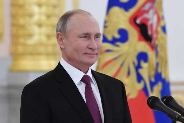 Святейший Патриарх Кирилл поздравил Владимира Путина с Днем Крещения Руси: Его Превосходительству Владимиру Владимировичу Путину, Президенту Российской Федерации Ваше Превосходительство, глубокоуважаемый Владимир Владимирович! Примите сердечное поздравление с Днем Крещения Руси, а также с отмечаемым Вами тезоименитством. Святой равноапостольный князь Владимир более тысячи лет назад сделал выбор, который на века определил путь духовного и культурного развития славянских народов, объединенных отныне христианской верой. Приняв крещение, князь не только изменился сам, но и способствовал духовно-нравственному преображению своих современников, которым стали близки и дороги евангельские идеалы любви и милосердия, добра и справедливости. Весьма благодарен Вам за неизменное внимание к служению Русской Православной Церкви, а также за твердую позицию в деле защиты традиционных ценностей. Убежден, что совместными усилиями, Богу содействующу, удастся преодолеть все вызовы времени и воспитать подрастающее поколение в любви к Отчизне, а значит — на годы вперед обеспечить подлинный суверенитет России и ее процветание. В сей праздничный и духовно значимый для Вас и нашего народа день желаю Вам молитвенного заступничества Вашего небесного покровителя, крепкого здравия и долгих лет жизни, щедрой помощи Божией и благословенных успехов в высоком и ответственном служении, со тщанием и усердием совершаемом Вами на пользу страны и сограждан. С глубоким и искренним уважением +КИРИЛЛ, ПАТРИАРХ МОСКОВСКИЙ И ВСЕЯ РУСИ