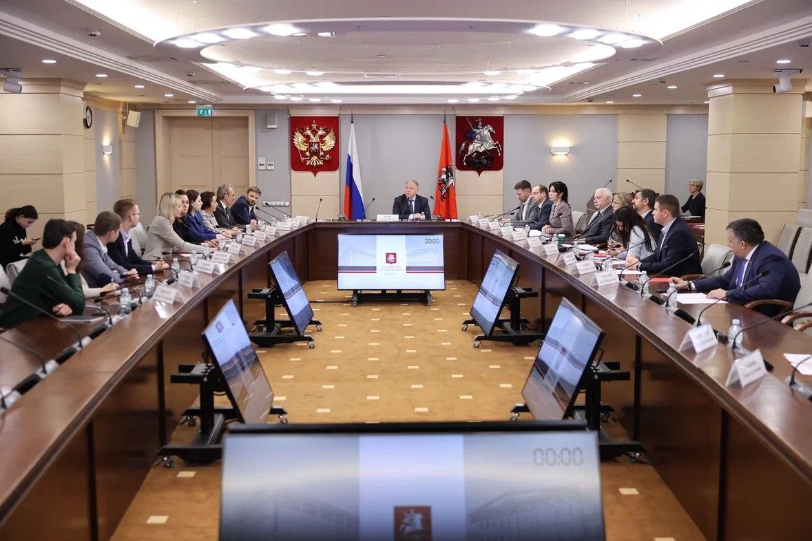 На заседании Комиссии Мосгордумы по городскому хозяйству и жилищной политике рассмотрели изменения в статью 77 Закона города Москвы от 27 января 2010 года 2 Основы жилищной политики города Москвы которыми предлагается изменить срок оплаты жилищно коммунальных услуг Согласно поправкам необходимо будет вносить оплату за ЖКУ до 15 го числа месяца следующего за истекшим а не до 10 го Связано это с тем что большинство граждан получают заработную плату именно 15 го а не раньше Таким образом будет удобнее оплачивать ЖКУ Ранее подобный законопроект был одобрен на федеральном уровне и наша задача привести региональный нормативный правовой акт в соответствие Напомню также что в марте в Москве было принято важнейшее решение о том чтобы все управляющие организации обслуживающие многоквартирные дома в столице в том числе частные выставляли счета посредством Автоматизированной системы управления Информационное обеспечение деятельности ЕИРЦ АСУ ЕИРЦ То есть все жители будут получать единый платёжный документ ЕПД