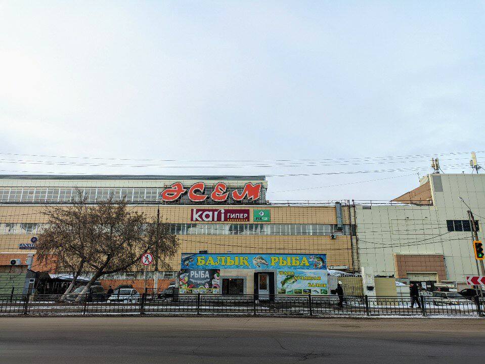 Сегодня утром загорелись два бутика в торговом доме Асем По данным МЧС возгорание удалось локализовать к 08 30 В тушении участвовали 95 человек и 25 единиц техники Посетителей в здании не было пострадавших нет Пожар осложнялся из за особенностей строения высокой пожарной нагрузки и задымления К 09 00 огонь полностью ликвидировали Причины происшествия устанавливаются