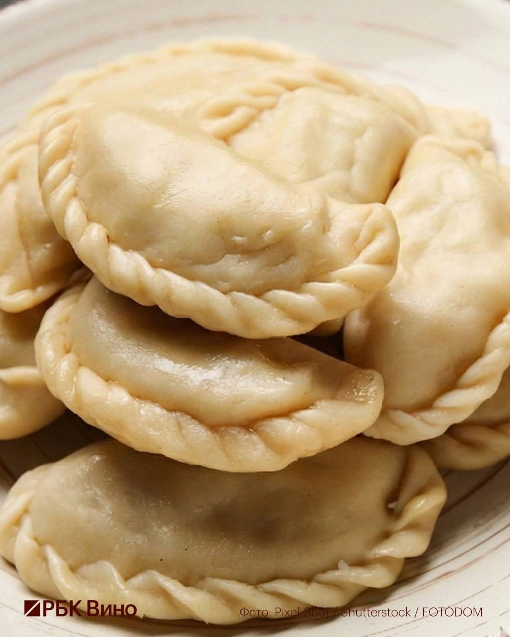 Донские виноделы о варениках с сюрпризами на старый Новый год Основатель Винодельни Молчанова Николай Молчанов вспоминает как в детстве мама лепила вареники Внутрь клали сюрпризы и бумажки с пожеланиями соль чтобы жизнь не была пресной перец для острых ощущений Сейчас Молчанов отмечает праздник иначе но воспоминания остаются Игорь Губин из Усадьбы Саркел признается что сейчас семья чаще покупает готовые вареники но традицию чтят Мы садимся все вместе за большой стол Подаем вареники со сметаной и жареным луком В прошлом году мне попался изюм это хороший знак еще был перец сахар и монетка Денег в этом году правда больше не стало но острые ощущения совершенно точно были Сахар тоже попался не зря в семье у меня в этом году все было хорошо поделился он А что бы вы хотели найти в варенике с сюрпризом сахар к счастливой жизни изюм к романтическим приключениям нитка к путешествиям монета к деньгам Купить гид можно тут времявина Подписаться Время вина