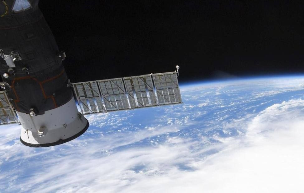 США развертывают новое оружие для глушения спутников России и Китая Новые системы названные Meadowlands и Remote Sensing Terminals RMT присоединятся к уже существующей системе глушения Counter Communications System сообщает Bloomberg со ссылкой на данные американских Космических сил Пентагон утверждает что эти технологии глушения являются чисто оборонительными в то время как по словам экспертов это увеличивает число открыто признанных наступательных контркосмических систем США с одной до трех