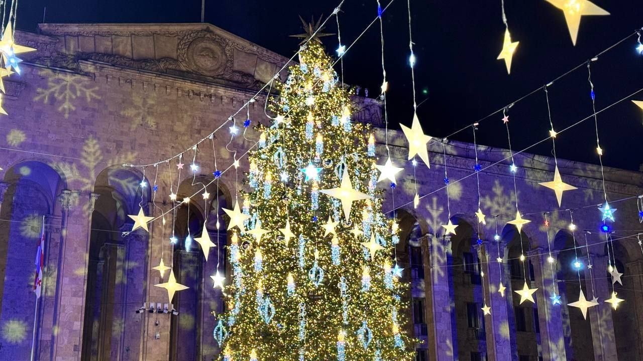 В Тбилиси у здания парламента, где проходят протесты, зажгли огни на елке  Главным новогодним посланием в этом году является фраза «Тбилиси – город, полный побед». Эта фраза высвечена на площади Свободы возле стелы с монументом Георгию Победоносцу. Об этом сообщает пресс-служба мэрии города.