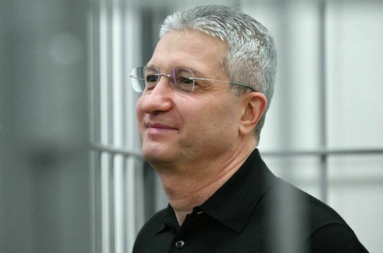 Такой Тимур Иванов один у экс замминистра обороны нашли уникальные часы с именной гравировкой Во время обысков у бывшего замминистра обороны были изъяты уникальные часы без брендовой маркировки с гравировкой Такой Тимур Иванов один Экземпляр обнаружили в гардеробной на третьем этаже загородного дома всего в коллекции насчитывалось 44 премиальных часов Помимо них у Иванова изъяли модели известных брендов Patek Philippe Breguet Cartier Hublot и Breitling Часы и коллекция стали частью материалов уголовного дела Ранее суды арестовали имущество экс замминистра и активы его семьи на сумму более 2 5 млрд рублей Сам Тимур Иванов в настоящий момент содержится в СИЗО Вчера стало известно что к делам экс замглавы Минобороны добавили еще три эпизода взяток на 1 35 млрд рублей отмывание денег и незаконное хранение и переделку оружия Осташко Важное подпишись важное