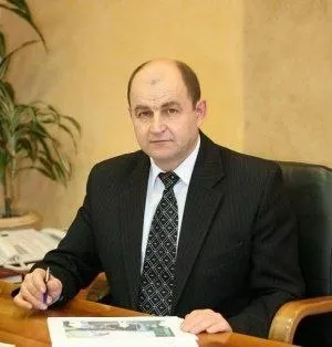 Бывший гендиректор основного производителя спутников связи и директор института космических технологий Сибирского отделения РАН Николай Тестоедов отправлен под домашний арест Он обвиняется в мошенничестве в особо крупном размере ст 159 ч 4 УК РФ сообщила объединенная пресс служба судов Красноярского края Тестоедов занимал пост гендиректора компании Информационные спутниковые системы им Решетнева АО Решетнев входящей в Роскосмос в 2008 2025 годах Это ведущий разработчик и производитель больших спутников в России в том числе спутников системы глобального позиционирования ГЛОНАСС Ранее Железнодорожный районный суд Красноярска арестовал двоих сотрудников АО Решетнев обвиняемых по той же статье в хищении денежных средств на сумму 6 1 млн рублей Также там продолжает рассматриваться уголовное дело бывшей начальницы управления коммуникационного менеджмента АО Решетнев Светланы Башковой обвиняемой в хищениях в общей сложности 44 6 млн рублей в ходе реализации рекламных контрактов по двум эпизодам Институт Космических Технологий ФИЦ КНЦ СО РАН Max Telegram Рассылка Приложение для iOS Android