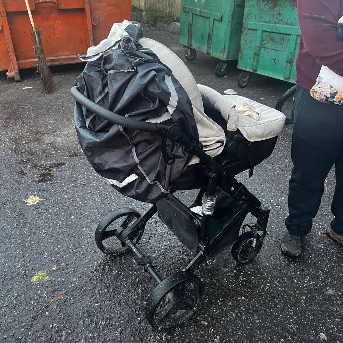 Трёхмесячного ребёнка нашли в коляске у мусорных контейнеров в Московском районе Следователи проводят осмотр места происшествия женщину оставившую ребёнка разыскивают Младенца осмотрели медики с ним всё хорошо Подписаться ТГ MAX