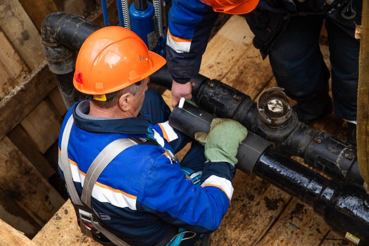Завершили модернизацию газопроводов в Восточном административном округе столицы • Что было сделано? На улицах Лениногорской и Розы Люксембург мосгазовцы заменили более 2,1 километра устаревших труб на современные полиэтиленовые: свыше 230 метров — среднего давления и более 1,9 километра — низкого давления. В ходе реконструкции также проложили новые линии низкого давления и установили современные стальные цокольные вводы на фасадах зданий. • Почему это важно? Использование современных полиэтиленовых труб повышает надежность системы, обеспечивает устойчивость к коррозии и перепадам температур, а срок службы таких материалов превышает 40 лет. • Как проходили работы? Все работы выполнили методом открытой прокладки с учетом плотной городской застройки, строго по нормативам. Мосгазовцы тщательно контролировали качество на каждом этапе: сварные швы проверялись в лаборатории технического надзора МОСГАЗа. • Итог: Обновленная газовая инфраструктура повысит долгосрочную надежность газоснабжения для жителей Косино-Ухтомского района.