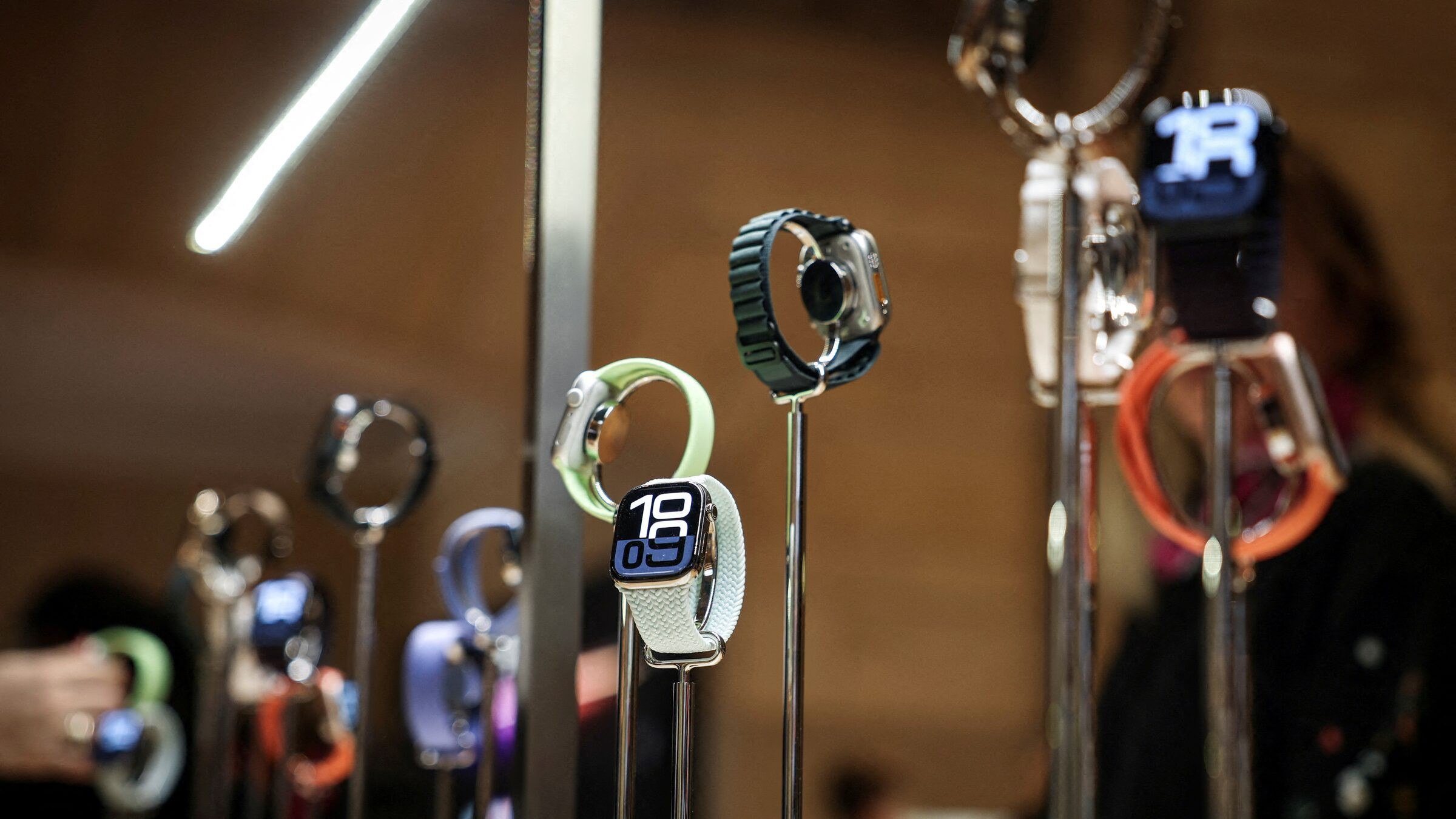 Apple проиграла в суде по патентному спору и должна заплатить 634 миллиона долларов Многолетний спор связанный с патентами на определение уровня кислорода в крови продолжается Суд постановил что технологии использованные в Apple Watch нарушают патенты Masimo Из за этой тяжбы на территории США были запрещены продажи Watch Series 9 и Ultra 2 после чего Apple была вынуждена отключить функцию чтобы избежать запрета Представители Apple собираются подавать апелляцию rozetked me news 42774