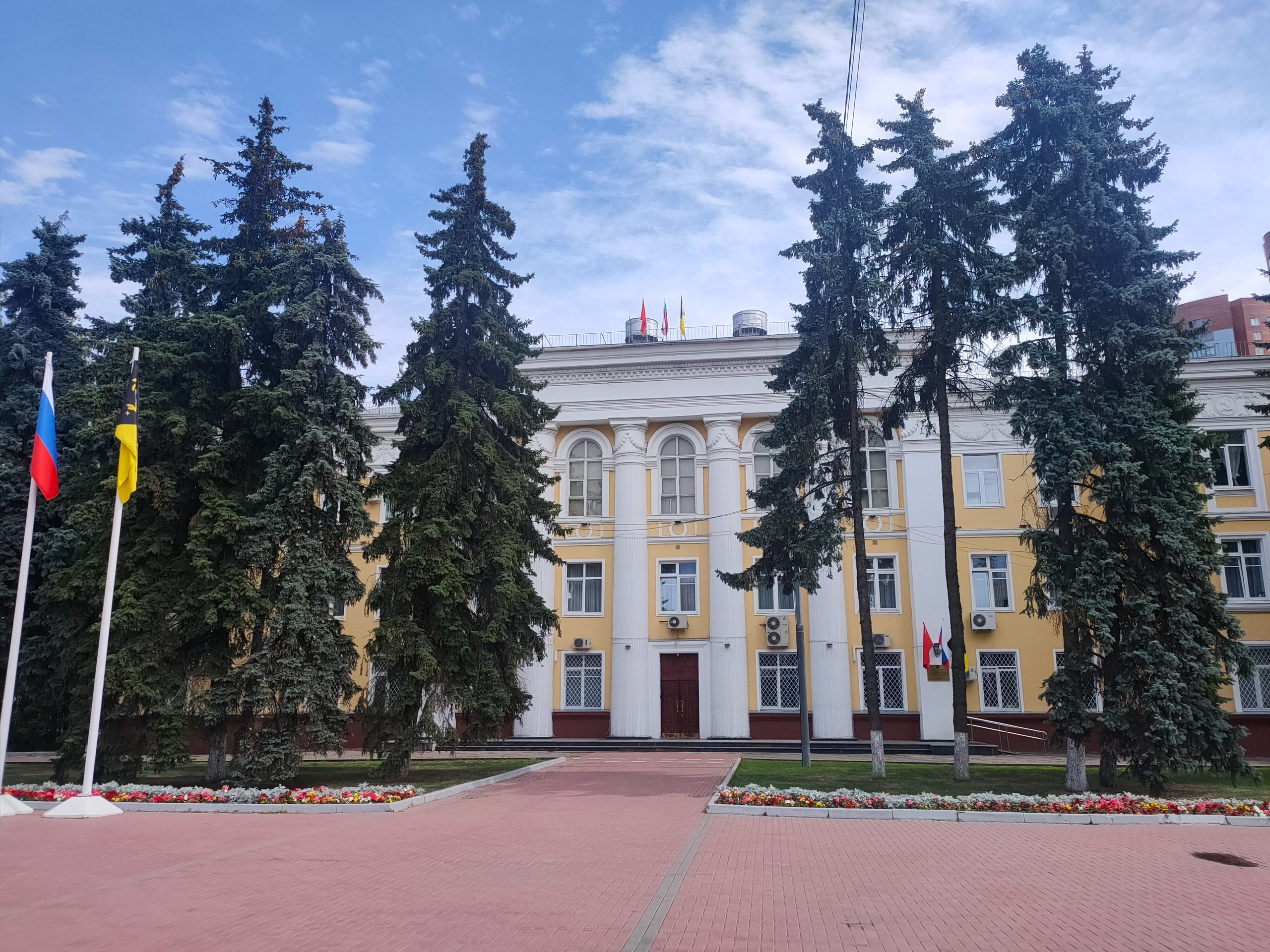 В администрации Химок прямо сейчас проходят обыски. Об этом сообщают СМИ.  Появляются сообщения о задержании ряда должностных лиц - замглавы Ирина Жданкина, а также её подчиненная начальник управления по развитию территорий и инвестициям Администрации г.о. Химки Евгения Янченко.  Следим за ситуацией.