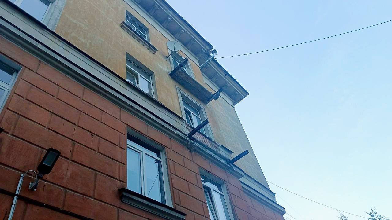 #петрозаводск #чп  В Петрозаводске под промышленным альпинистом обрушились два балкона. Вчера утром, 31 мая, в доме на улице Горького, 15 в Петрозаводске обрушились два балкона: на четвертом этаже и на третьем этаже под ним. Возле дома лежит куча арматуры и обломки перил и сетка, которой обычно укрепляют обрушающиеся фасады и балконы.  44-летний промышленный альпинист выполнял работы и упал. Вероятно, мужчина пролетел четыре этажа и рухнул на асфальт. В Минздраве Карелии Daily кратко подтвердили информацию: мужчину с переломами доставили в БСМП. Опасный кусок бетона свисает с балкона четвертого этажа и сейчас.  Зданию около 75 лет, оно — памятник архитектуры регионального значения. Износ дома оценен в 30%, его капитальный ремонт запланирован на 2027 год.