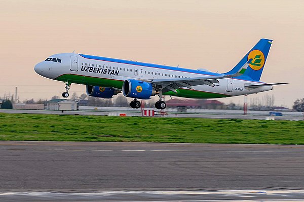 Uzbekistan Airways возобновила рейсы из Ташкента в Тюмень после пятилетнего перерыва Авиакомпания Uzbekistan Airways совершила первый за пять лет рейс в тюменский аэропорт Рощино Теперь авиарейсы по направлению Ташкент будут совершаться раз в неделю Об этом сообщает ТАСС со ссылкой на пресс службу аэропорта Uzbekistan Airways совершила свой первый рейс в нашу воздушную гавань после пятилетнего перерыва Авиакомпания обслуживает маршрут по направлению Ташкент с частотой вылетов один раз в неделю говорится в сообщении На сайте аэропорта Рощино указано что время полета составит порядка 2 часов 35 минут aviaru net n288235
