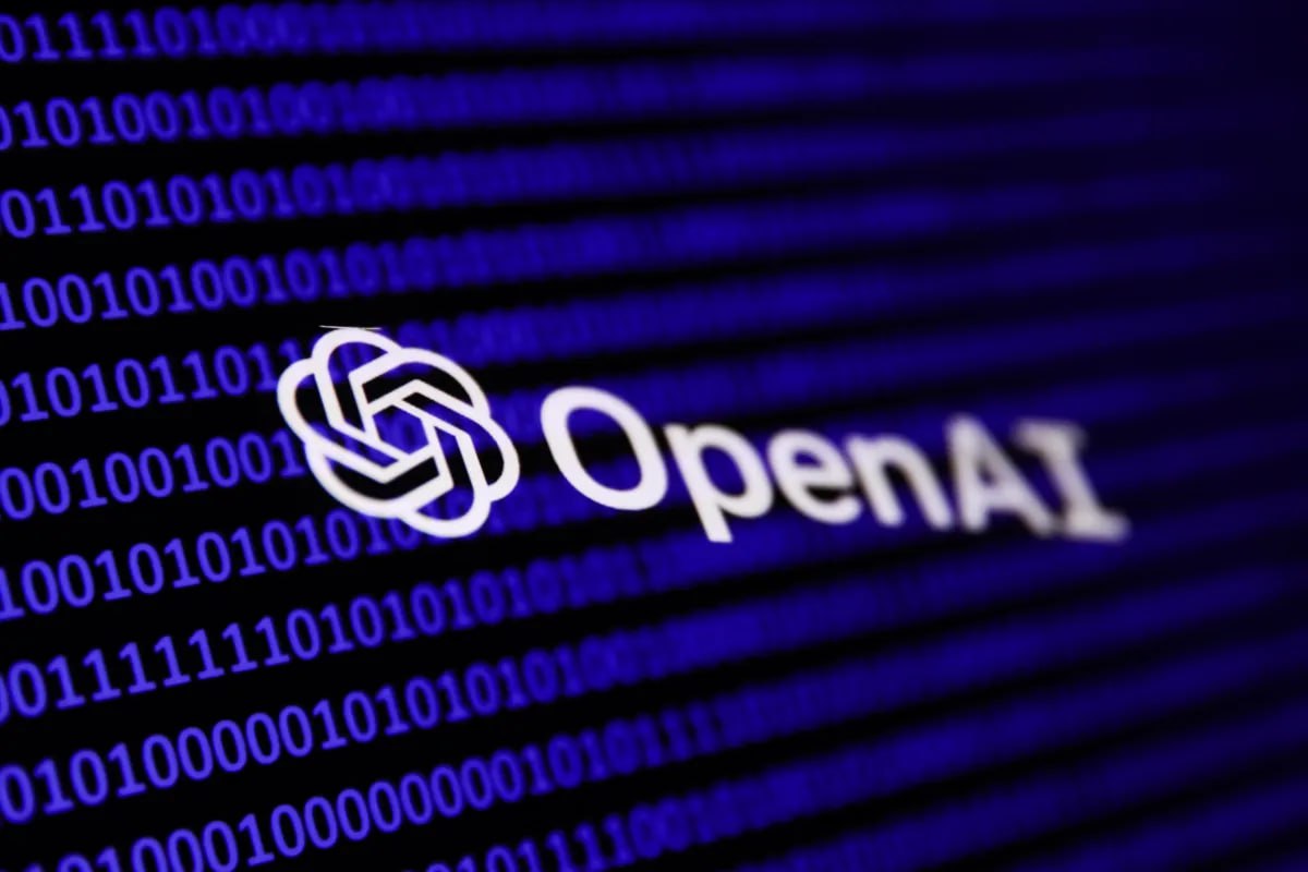 Темные личности ИИ: OpenAI выявила «нейропаттерны» моделей, связанные с ложью и токсичностью Исследователи OpenAI обнаружили в ИИ-моделях скрытые внутренние «функции», которые ведут себя как персонажи с определёнными чертами, например, склонностью к токсичности, сарказму или лжи. Эти особенности, встроенные в архитектуру модели, можно выявлять и модифицировать, усиливая или подавляя поведение. Исследование помогает лучше понять, как ИИ «решает», что отвечать, и может стать шагом к созданию более безопасных моделей. Работа OpenAI продолжает усилия Anthropic и других компаний в области интерпретируемости и согласования поведения ИИ.