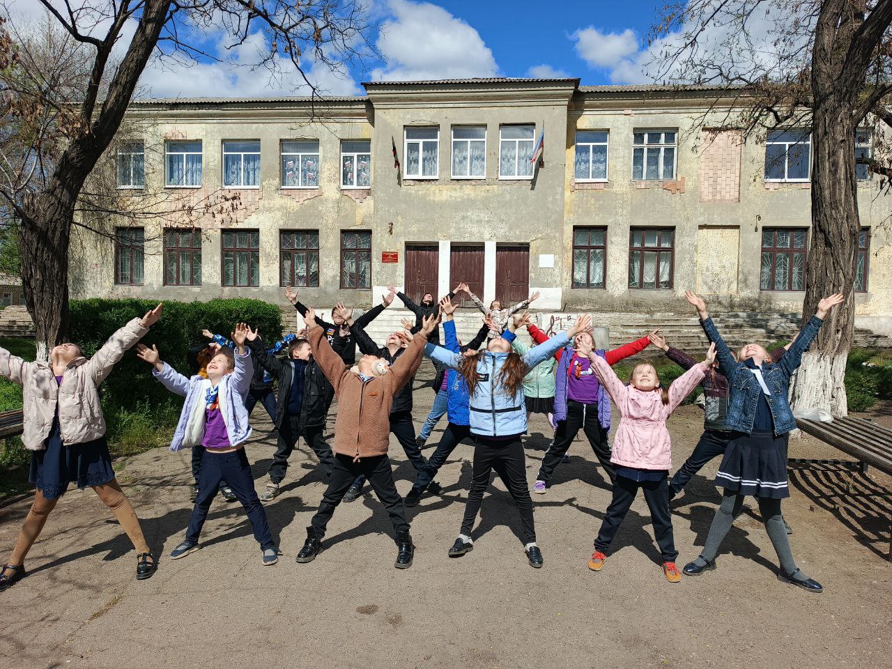 На приклубной территории Успенского городского дома культуры состоялся танцевальный флешмоб для детей  Солнечным днем на приклубной территории Успенского городского дома культуры прошел танцевальный флешмоб «Танцевальная карусель», приуроченный к Международному дню танца, подаривший детям море положительных эмоций и заряд бодрости.  Ведущий демонстрировал простые, но зажигательные движения, которые дети с энтузиазмом повторяли.  - «Танцевальная карусель» превратила обычный день в яркий и запоминающийся праздник. Зрители с восторгом наблюдали за юными танцорами, а участники флешмоба получили не только удовольствие от танца, но и положительный эмоциональный настрой. Мероприятие способствовало развитию творческих способностей детей, укреплению командного духа и приобщению к здоровому образу жизни, - рассказала организатор мероприятия.
