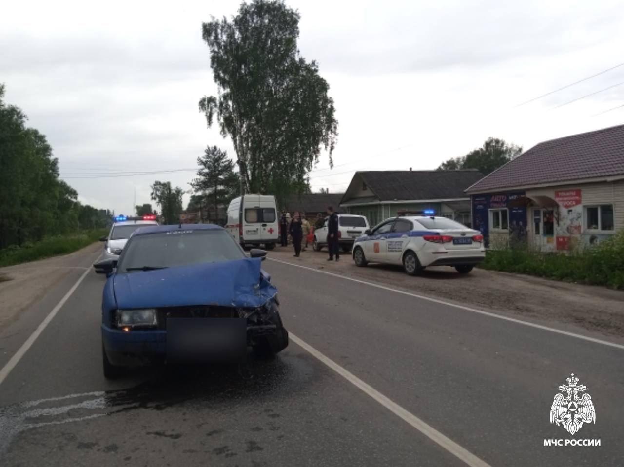 Вчера сотрудники ПСЧ 3 5 ликвидировали последствия ДТП на улице Мясникова в Красном Холме, где произошло столкновение двух автомобилей. Есть пострадавший. МЧС России напоминает: не отвлекайся за рулем; соблюдай скоростной режим; не совершай резких маневров.