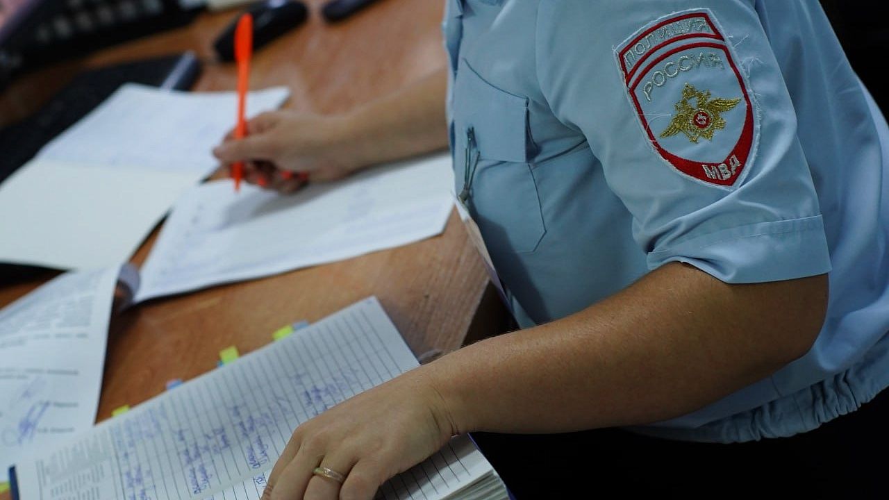 ‍ В Краснодаре бывших полицейских обвиняют в крупном мошенничестве  В январе 2023 года они объединились в группу и придумали план по краже денег из бюджета. Бухгалтер подавал ложные заявки на получение средств, а  казначей обналичивал их.  Один из правоохранителей, который раньше работал в контроле за финансами,  предупреждал других участников группы о проверках. Это помогало им не попадаться.  В итоге они украли более 14 миллионов рублей.  Подозреваемых задержали и отправили под домашний арест. Выясняются все обстоятельства дела.  #происшествия     Телеканал «Краснодар»   написать