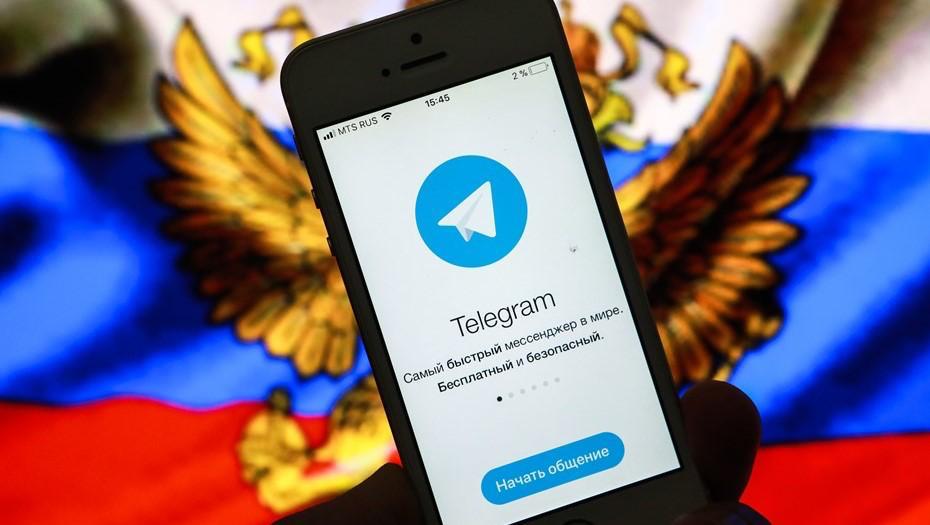 Политологи заявили о массовой миграции губернаторов в Telegram После запрета ряда иностранных площадок губернаторы активно ведут телеграм-каналы, говорится в исследовании, подготовленном консалтинговой группой "Полилог". Сейчас на губернаторов в различных социальных сетях подписано 13 млн человек 11,5% избирателей . Таким образом, аудитория выросла на 10,8% с 11,7 млн в 2024 году . Эксперты подчеркнули, что Telegram, который лучше всего отвечает на запрос оперативности, стал самой массовой интернет-платформой для губернаторов. Его назвали "главной площадкой для политических коммуникаций". Автор фото: Сергей Коньков/"ДП"