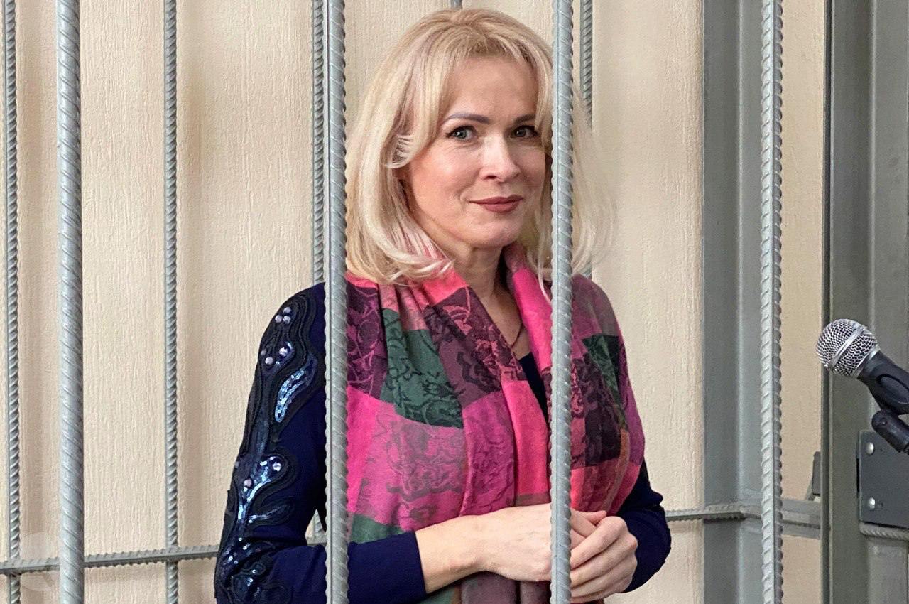 Адвокаты и группа поддержки Марии Пономаренко не знают, где она находится Адвокат Дмитрий Шитов, представляющий интересы журналистки Марии Пономаренко, сообщил, что не знает, в какой колонии она находится. По его словам, в июле в УФСИН по Алтайскому краю был направлен запрос о местонахождении Марии, а также о том, где она будет отбывать наказание. Во ФСИН ответили только на первую часть, заявив, что в Пономаренко содержится в ИК-9 в Рубцовске. Оттуда ее отправили в ИК-6 Шипуново. «В ИК-6 отказывались сообщать, так это или нет. Пришлось ехать. Марии здесь нет, а сотрудники ИК-6 общаются со мной, включив Дозоры. И отказываются говорить где она. Судя по обстановке, она здесь была. Видимо, что-то произошло», — написал Шитов. Корреспондентку RusNews Марию Пономаренко осудили на 6 лет колонии за «фейки» о российской армии из-за публикации о драмтеатре в Мариуполе. В марте ее приговорили к еще почти двум годам колонии по делу о нападении на сотрудников ФСИН. Фото: архив SOTAvision
