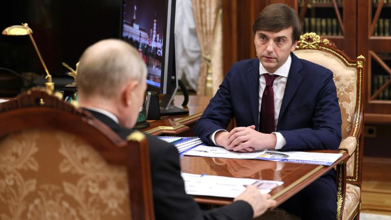 Каждый второй студент бросает учебу в российском вузе В зависимости от специальности от 15 до 40% студентов российских вузов не оканчивают обучение и покидают вуз до получения диплома, сообщил заместитель министра науки и высшего образования РФ Дмитрий Афанасьев на форуме «HRexpo pro людей», передает vedomosti.ru со ссылкой на ТАСС.