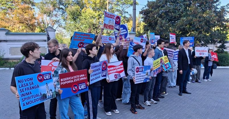 В центре Кишинева прошла акция в поддержку Молдавской православной церкви и традиционных ценностей.  Активисты выразили протест против действий властей, направленных, по их мнению, на вмешательство в дела церкви и попытку расколоть Молдавскую митрополию.  «Сегодня власть сделала все возможное, чтобы вмешаться в церковь, вмешаться в институт церкви, посягнуть на самое святое – религию! Преследование религии, попытка расколоть молдавскую митрополию, попытка расколоть церковь нас возмущает!», — заявил представитель оппозиционного блока «Победа» Юрий Витнянский.  Витнянский отметил, что раскол церкви может нанести серьезный ущерб и что восстановить единство будет крайне сложно. Он подчеркнул важность защиты православия и недопущения вмешательства властей в церковные дела.  Другой активист, Константин Светличный, подчеркнул, что 98,2% населения Молдовы исповедуют православие, и выразил несогласие с тем, что власти пытаются внедрять «нетрадиционные ценности».