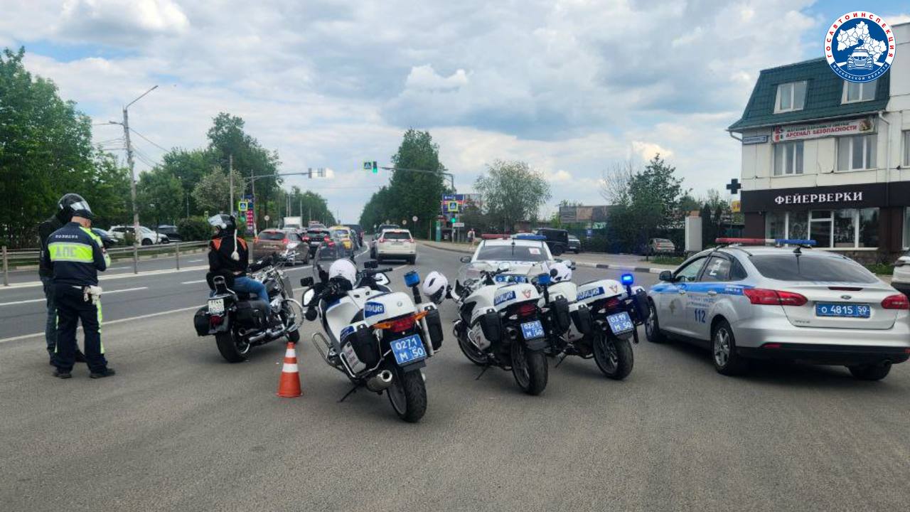 На 58 км Волоколамского шоссе состоялся рейд, организованный 11 батальоном ДПС совместно с Госавтоинспекцией м.о. Истра. Целью мероприятия стало повышение безопасности на дорогах и профилактика нарушений среди водителей мототехники. В ходе рейда инспекторы проверяли соблюдение правил дорожного движения, наличие необходимых документов и техническое состояние транспортных средств. Особое внимание уделялось использованию защитной экипировки и соблюдению скоростного режима.