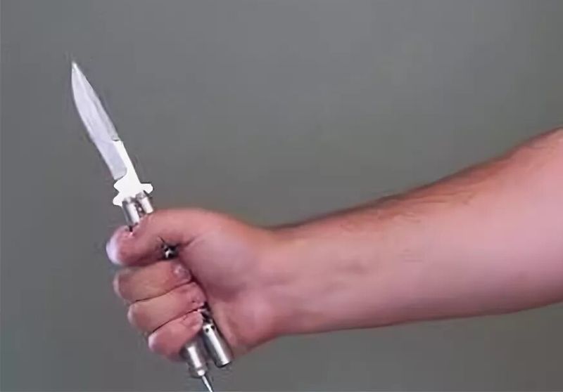 Камчатский юноша отсидит 4 года за удар знакомого ножом бабочкой В Петропавловске Камчатском суд признал 18 летнего парня виновным в причинении тяжкого вреда здоровью сообщили РАИ КАМЧАТКА ИНФОРМ в краевой прокуратуре Как установил суд в июне юноша в ходе конфликта с 40 летним знакомым ударил его в грудь ножом бабочкой Пострадавший был госпитализирован Горожанин вину признал и пояснил что ударил знакомого ножом потому что боялся что тот может его травмировать Суд учёл его раскаяние юный возраст а также непогашенную судимость Парень приговорён к 4 годам лишения свободы в колонии общего режима Пострадавшему он выплатит 800 тысяч рублей компенсации морального вреда КАМЧАТКА ИНФОРМ новости Камчатки в Telegram Фоторепортажи и эксклюзивные материалы на kamchatinfo com НАПИСАТЬ НАМ