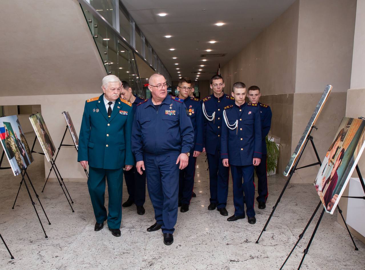 В Следственном комитете России открылась фотовыставка «Поклонимся великим тем годам!» Руководитель управления общественно-политической работы СК России Герой России С.В. Петров в торжественной обстановке открыл выставку «Поклонимся великим тем годам!», приуроченную к 80-й годовщине Победы в Великой Отечественной войне. На выставке представлены фотоматериалы, отражающие подвиг советских граждан на полях сражений и в тылу в годы Великой Отечественной войны, а также раскрывающие служебную деятельность сотрудников ведомства в условиях проведения специальной военной операции. В приветственном слове к присутствующим С.В. Петров отметил: «Мы открываем выставку, посвященную преемственности славы поколений фронтовиков Великой Отечественной войны и участников специальной военной операции». Он подчеркнул, что на фотографиях запечатлены мероприятия сотрудников Следственного комитета, которые направлены на сохранение памяти о подвиге наших предков. По завершении торжественной части участники мероприятия приступили к осмотру экспозиции.