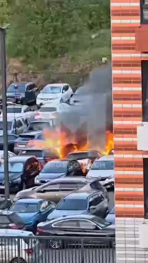 Пожар в ЖК «Одинцово-1»: автомобиль BMW загорелся рано утром
