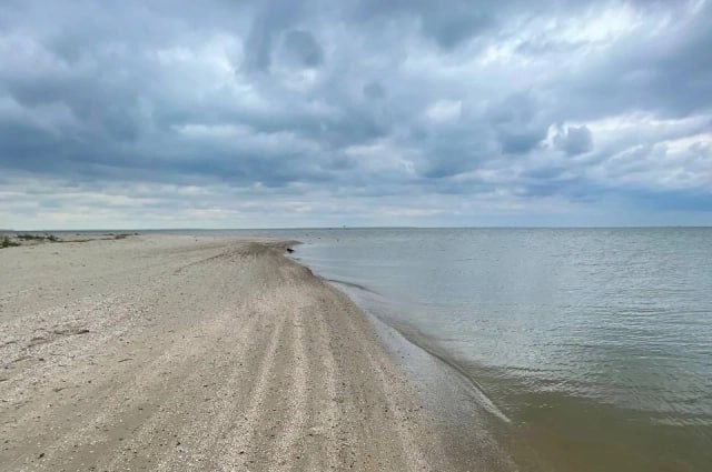 Ученые разработали способ генерации электроэнергии из Таганрогского залива Специалисты собирали данные о течениях с помощью буйков которые накапливали информацию в течение трех пяти суток Исследования направлены на понимание происхождения течений в Таганрогском заливе Азовского моря и их потенциального использования Исследования течений показали регулярность перемещения веществ в море В узких местах Таганрогского залива каждый день даже в безветренную погоду наблюдаются течения со скоростью не менее 0 5 метра в секунду Ученые считают что эта информация может быть полезной для строительства бесплотинных гидроэлектростанций что позволит значительно сократить затраты на получение электроэнергии Постройка такой станции окажется гораздо дешевле традиционной плотины и подобные гидроэлектростанции уже существуют как в России так и за границей AiFRostov Мы в MAX max ru rostov aif ru