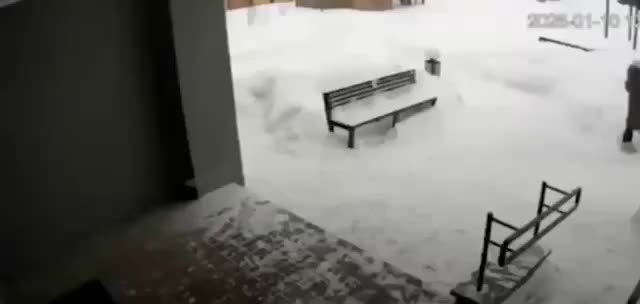 Мужчина избежал трагедии, придерживая дверь для девушки