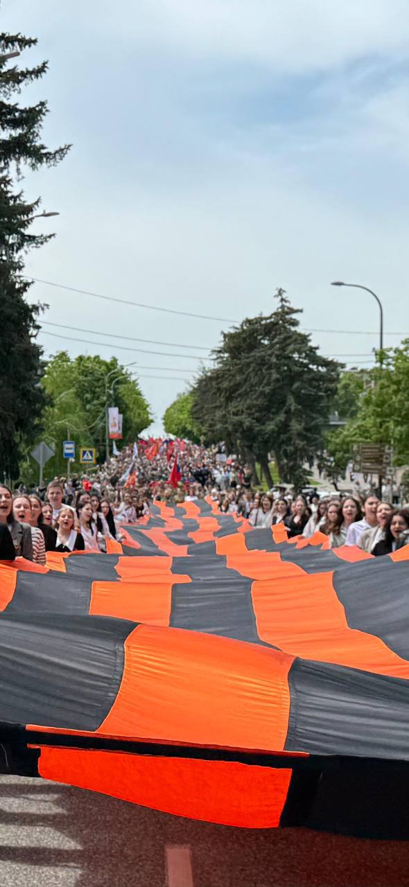 80-метровую Георгиевскую ленту пронесли в Бессмертном полку в Железноводске В День Победы в Железноводске прошёл «Бессмертный полк». Участники шествия пронесли 80-метровую Георгиевскую ленту, которую в начале мая развернули на горе Бештау. Фото: администрация Железноводска