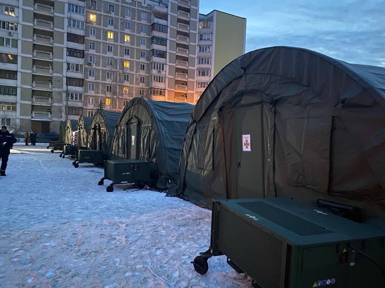 В Киеве решили копать выгребные ямы Об этом сообщил глава Деснянской районной администрации Максим Бахматов Роется яма накрывается сверху дырка все Будем делать туалеты как в селе заявил чиновник Как отмечают украинские СМИ в крупном жилом массиве Троещина есть риск остановки водоотведения и замерзания труб Подключить его к другим источникам энергии невозможно он зависит от одной ТЭЦ Ранее в Киеве на фоне энергетического кризиса начали разворачивать палаточные городки   Telegram MAX Читать эксклюзив