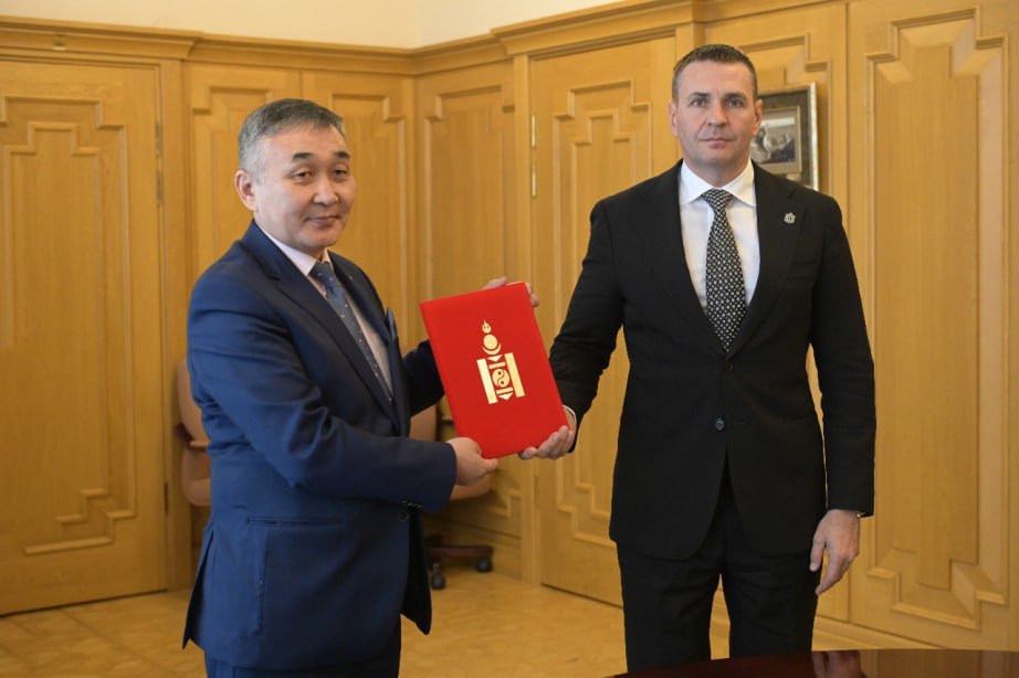 Дмитрий Демешин встретился и обсудил развитие международного сотрудничества с генконсулом Монголии в г Улан Удэ Цэрэндоржем Ганхуягом Консульский округ которым он руководит включает Бурятию Забайкальский Приморский и Хабаровский края Монголия не входит в число основных внешнеторговых партнеров Хабаровского края однако мы готовы расширять прямые контакты между представителями деловых кругов и развивать формат прямых встреч и бизнес взаимодействия