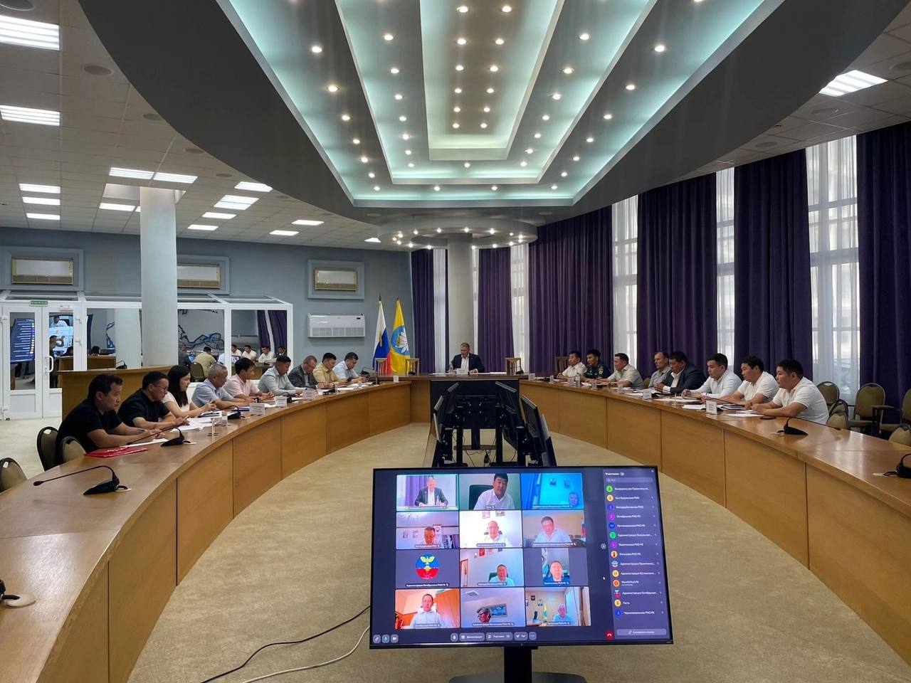 Подготовка к осенне-зимнему периоду в Республике Калмыкия проходит в плановом режиме   Под председательством заместителя Председателя Правительства Республики Калмыкия Александра Мишакова состоялось очередное заседание регионального штаба по вопросам готовности объектов ЖКХ и социальной сферы к отопительному сезону. В мероприятии принял участие заместитель начальника отдела организации надзорных и профилактических мероприятий управления надзорной деятельности и профилактической работы МЧС России по Республике Калмыкия подполковник внутренней службы Джангар Манжиков.    На заседании отмечена положительная динамика в ряде муниципалитетов: там, где ранее фиксировалось отставание, ситуация улучшается. Подготовка ведётся более организованно, мероприятия выполняются в установленные сроки. Особое внимание уделено контролю за готовностью теплоснабжающих организаций, управляющих компаний и потребителей — как в жилом секторе, так и в социальных учреждениях. Это ключевое требование действующих нормативов.    Работа штаба продолжится до полного завершения всех подготовительных мероприятий. Главная задача — обеспечить бесперебойное и безопасное прохождение отопительного сезона в Республике Калмыкия.    МЧС России   МЧС Республики Калмыкия