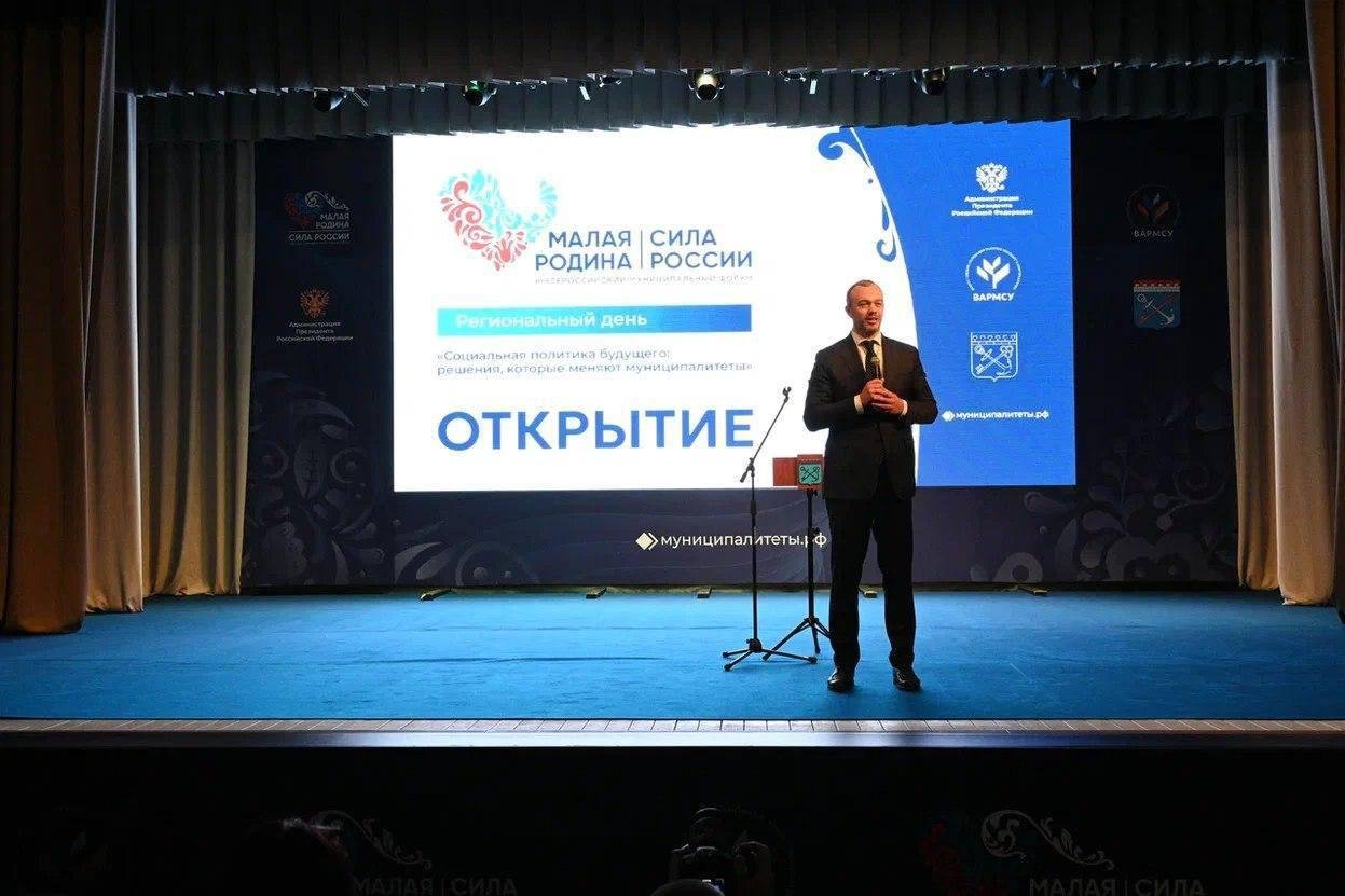 Ленинградская область стала вторым регионом из восьми субъектов Российской Федерации где проходят региональные дни III Всероссийского муниципального форума МАЛАЯ РОДИНА СИЛА РОССИИ Город Тосно для обсуждения темы Социальная политика будущего решения которые меняют муниципалитеты принялфедеральных и региональных экспертов глав муниципальных образований В центре внимания социальная политика будущего внедрение новых форм и подходов в сфере социальных услуг С приветственными словами к участникам обратились заместитель полномочного представителя Президента РФ в Северо Западном федеральном округе Роман Балашов губернатор Ленинградской области Александр Дрозденко заместитель начальника Управления Президента РФ по внутренней политике Евгений Грачев и сопредседатель ВАРМСУ член президиума Совета при Президенте Российской Федерации по развитию местного самоуправления Ирина Гусева Губернатор Ленинградской областиАлександр Дрозденко поделился ключевыми социальными практиками региона Среди них уникальная программа Социальное такси позволяющая бесплатно добираться не только до медучреждений но и в театр или к близким В зависимости от категории люди получают от 8 до 20 поездок в месяц и эта услуга является очень востребованной Подписаться на канал