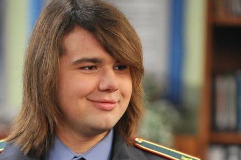 Актер из Папиных дочек задолжал 2 миллиона рублей и попал в розыск Имущество Михаила Казакова сыгравшего Полежайкина в сериале ищут судебные приставы По данным ТАСС они даже подключили спецподразделение которое занимается уклонистами и их активами Сообщается что у Казакова накопилась задолженность почти на 2 миллиона рублей из них больше 1 4 миллиона по кредитам Что именно попало в розыск из имущества в материалах не уточняется   Подпишитесь на Абзац TG VK Дзен MAX Rutube