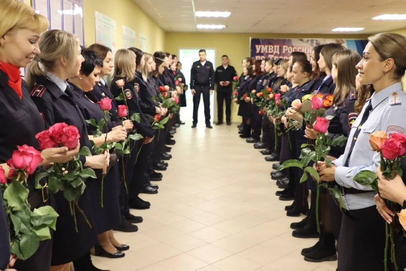 В Твери женщины-полицейские соревновались в меткости   В стрелковом тире УМВД прошли лично-командные соревнования по стрельбе из пистолета Макарова среди сотрудниц УМВД России по Тверской области. Мероприятие приурочено к Международному женскому дню 8 Марта.   ‍ В меткости и выдержке сразились 68 женщин-полицейских. Среди участниц были представительницы УМВД России по городу Твери, Информационного центра УМВД России по Тверской области, Госавтоинспекции, регионального Управления экономической безопасности и противодействия коррупции, Экспертно-криминалистического центра и территориальных подразделений, а также коллеги из регионального управления МЧС России.   По условиям соревнований стрельба велась из 9-мм пистолета Макарова с расстояния 25 метров по неподвижной мишени из положения стоя с одной или двух рук, без опоры. По итогам состязаний определились результаты в личном и командном зачетах.    ЧП Тверь - подписаться   Написать нам  Чат - перейти