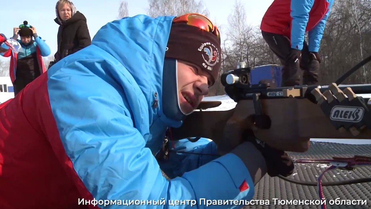 В Ханты-Мансийске начались паралимпийские соревнования «Кубок защитников Отечества». Впервые их проводят по зимним видам спорта: следж-хоккею, лажам, сноуборд, биатлону и другим. Показать свое мастерство, волевой характер и силу духа приехали более 300 спортсменов – ветеранов СВО из 60 регионов страны. Всех встречали радушно, дарили песни и подарки.  Тюменскую область представят четверо участников: Николай Ларков  капитан команды , Жанайдар Дюсембаев, Артур Милованов и Семен Аполонов. Все – лыжники. Ветераны не только поборются за звание победителей, но и смогут больше узнать об истории Югры и местных традициях.