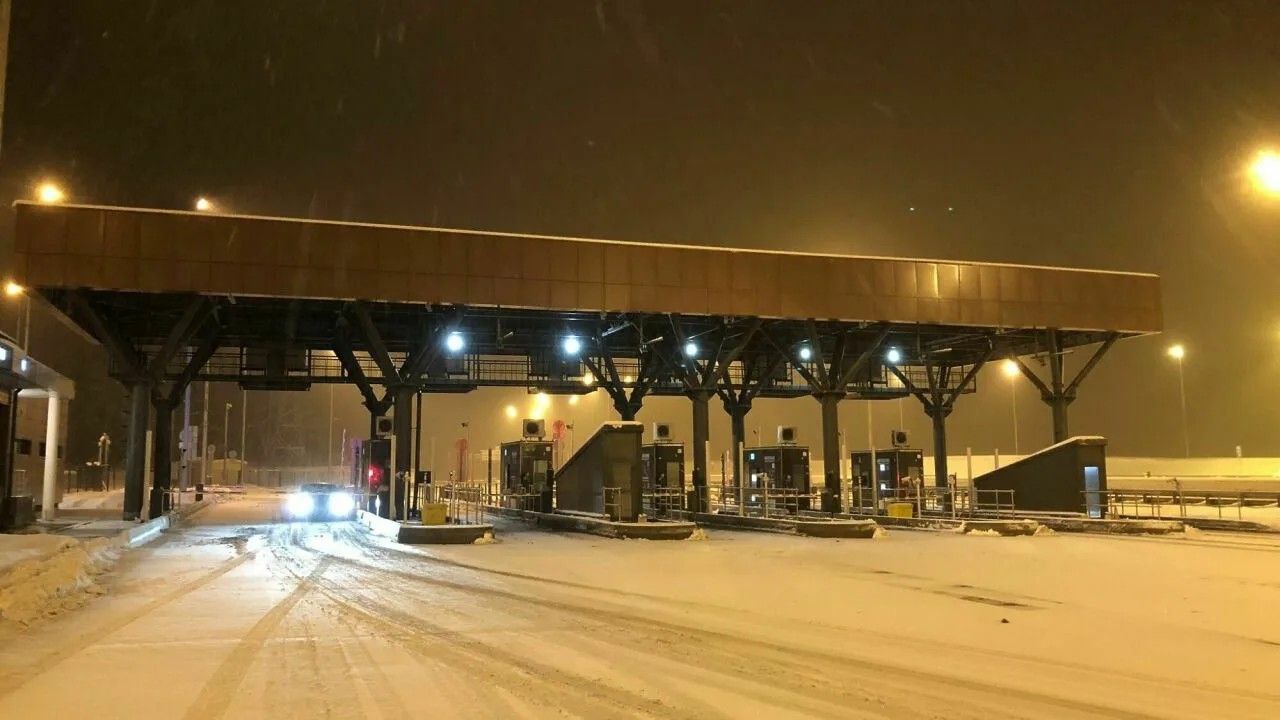 Автодор изучает возможность повышения тарифов на проезд по платным трассам в 2026 году Излишнее увеличение тарифа может повлечь за собой уменьшение трафика поэтому решение по индексации будет приниматься взвешенно В соответствии с экономическим развитием страны и условиями контракта мы будем рассматривать этот вопрос безусловно Потому что инфляция есть затраты растут у всех в том числе на содержание дорог Поэтому конечно рассматриваем сообщил глава госкомпании Вячеслав Петушенко Он уточнил что в 2025 году сбор платы за проезд составил 140 млрд рублей При этом доля трассы М 4 Дон в формировании доходов снизилась до 47 из за роста трафика на М 11 М 12 и ЦКАД Подписаться на PRO transport